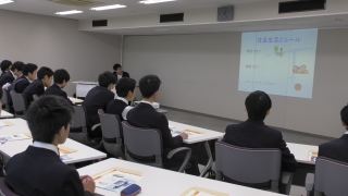 愛知産業大学三河中学校に対する広報の様子