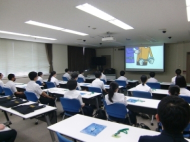 写真：広報活動の様子（郡山市立郡山第一中学校２年生の皆さん）