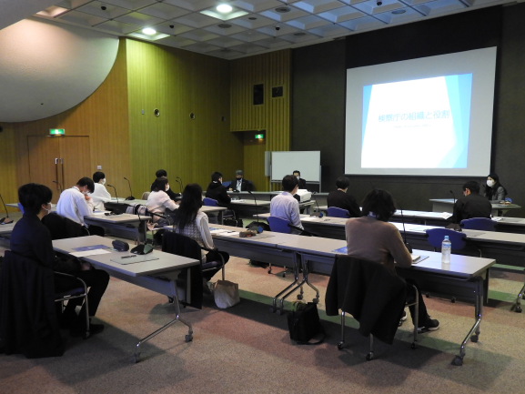 写真：広報活動の様子（東北大学法学部生の皆さん）